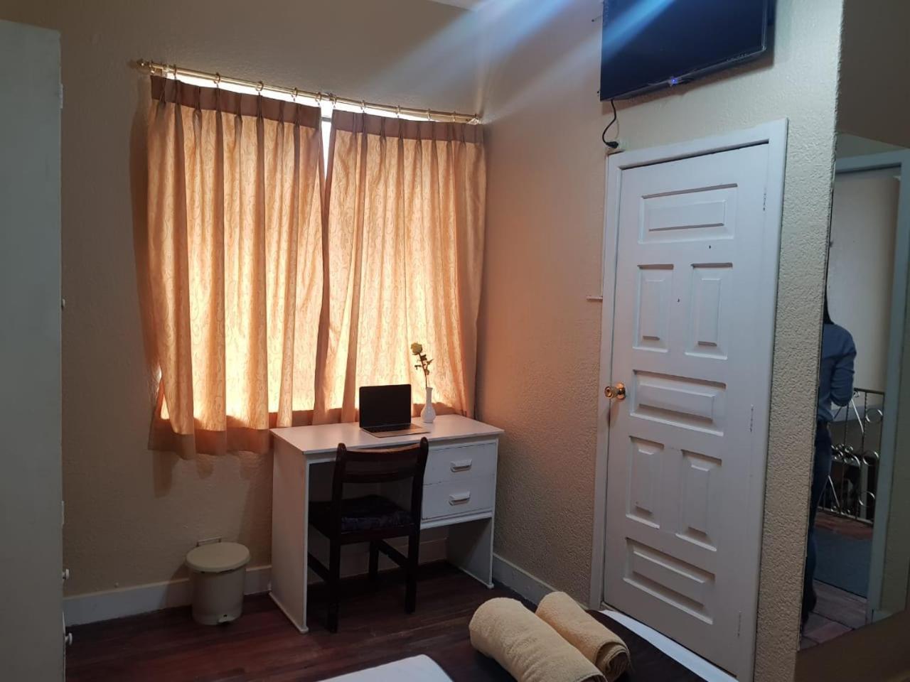 Hostal Loro Verde Quito Bagian luar foto
