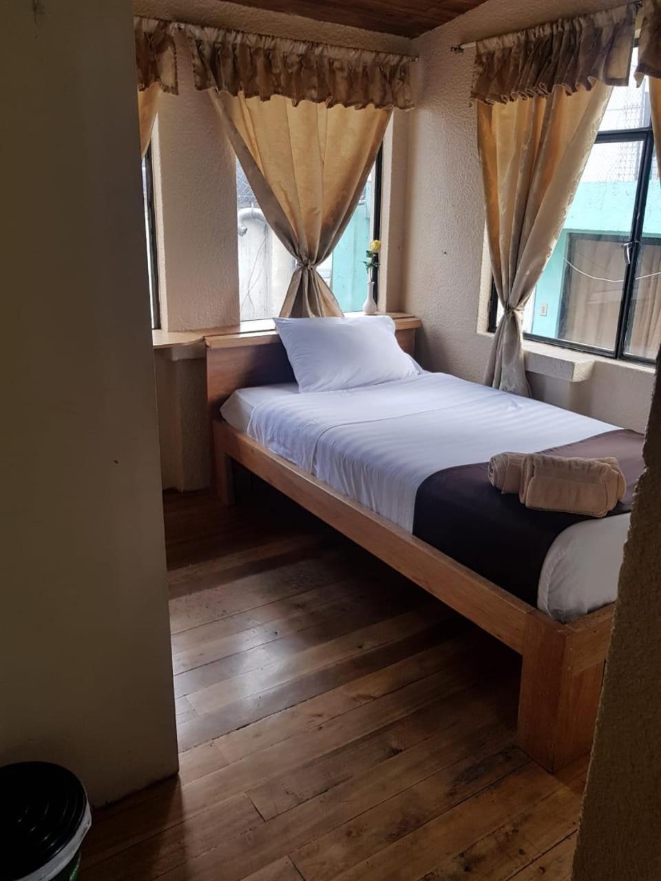 Hostal Loro Verde Quito Bagian luar foto